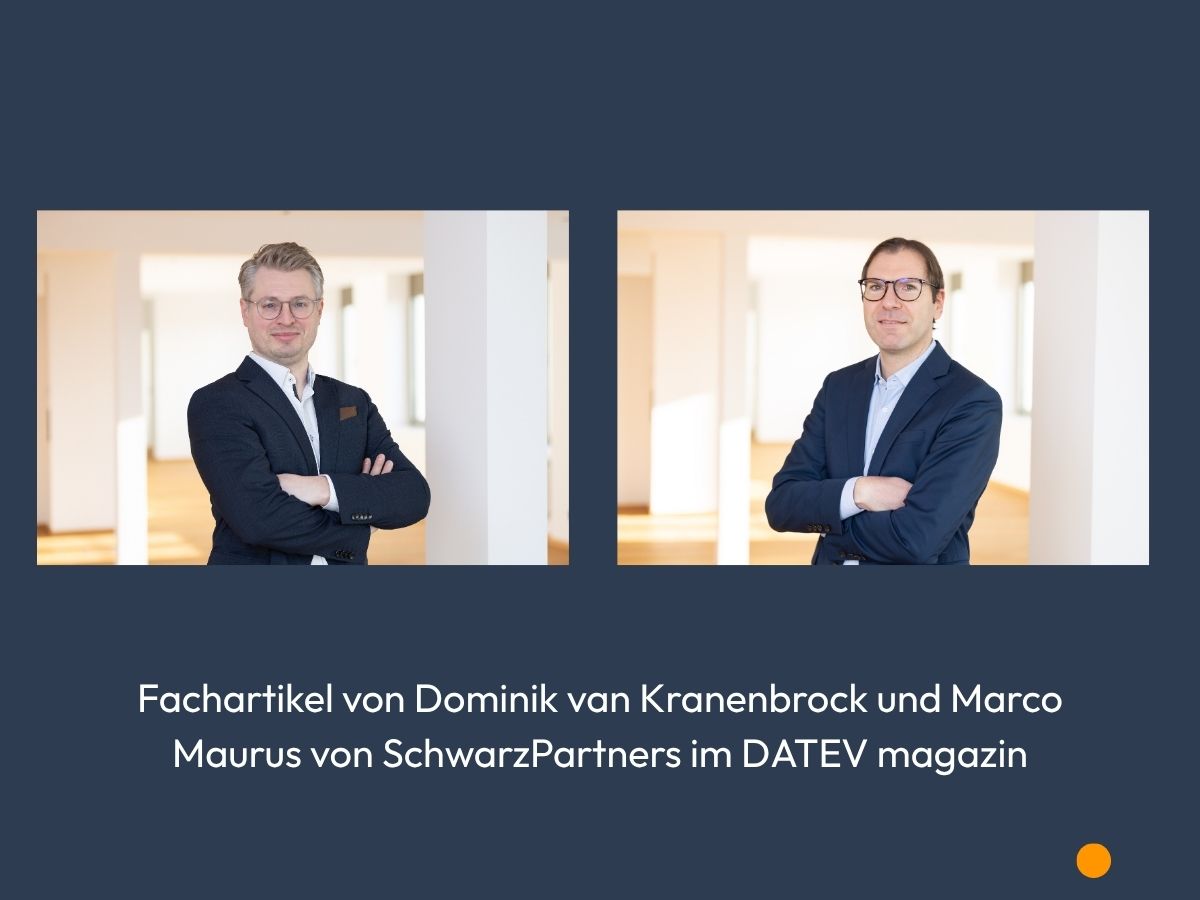 Dominik van Kranenbrock und Marco Maurus von SchwarzPartners stehen in einem hellen Raum mit verschränkten Armen, während sie in die Kamera schauen. Unter dem Bild steht der Text: "Fachartikel von Dominik van Kranenbrock und Marco Maurus von SchwarzPartners im DATEV magazin."