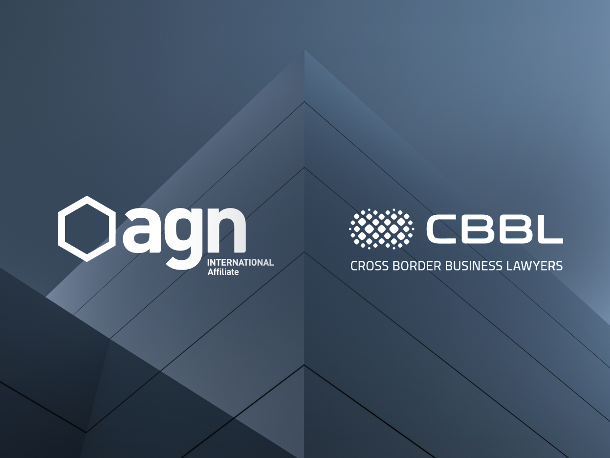 Das Bild zeigt die Logos von "agn International Affiliate" und "CBBL Cross Border Business Lawyers" vor einem schlichten, geometrischen Hintergrund in verschiedenen Blautönen.