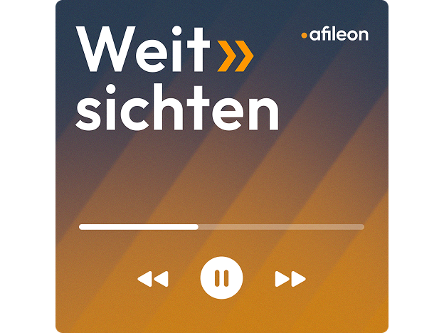 Ein Podcast-Cover mit dem Titel „Weitsichten“, das in großen, weißen Buchstaben auf einem dunkelblauen und orangefarbenen Hintergrund steht. Das Logo von afileon ist in der oberen rechten Ecke platziert. Unten befindet sich eine Abspielleiste mit Play- und Navigationselementen.